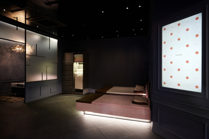 M4 CALMA床墊床上用品品牌體驗店鋪空間設計，整體黑暗色風格