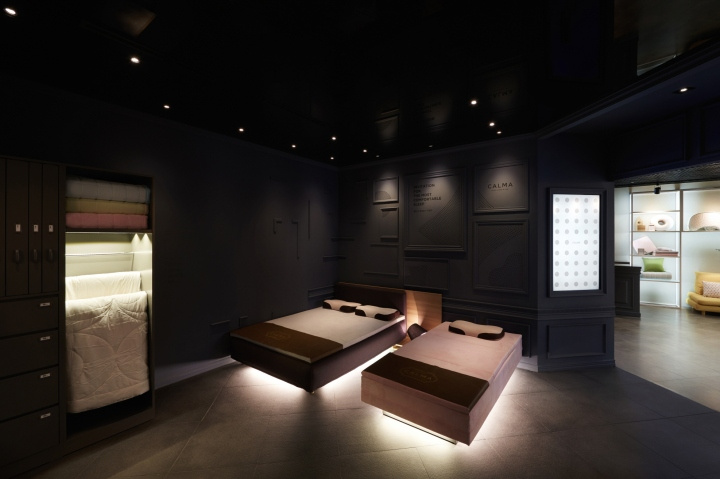 M4 CALMA床墊床上用品品牌體驗店鋪空間設計，整體黑暗色風格