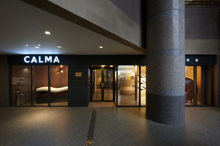 M4 CALMA床墊床上用品品牌體驗店鋪空間設計，整體黑暗色風格