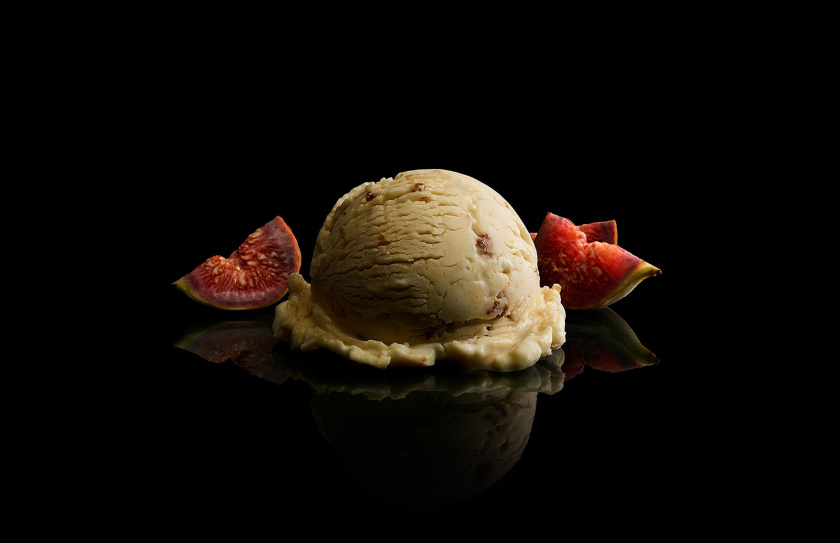 Naturals Now 黑白風格冰淇淋包裝設計，像奶油流動的白色大寫字母now