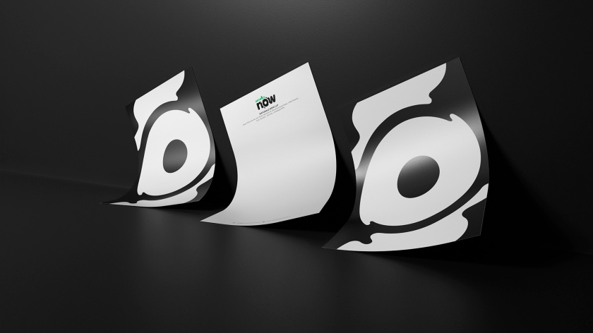 Naturals Now 黑白風格冰淇淋品牌logo設計，像奶油流動的白色大寫字母now