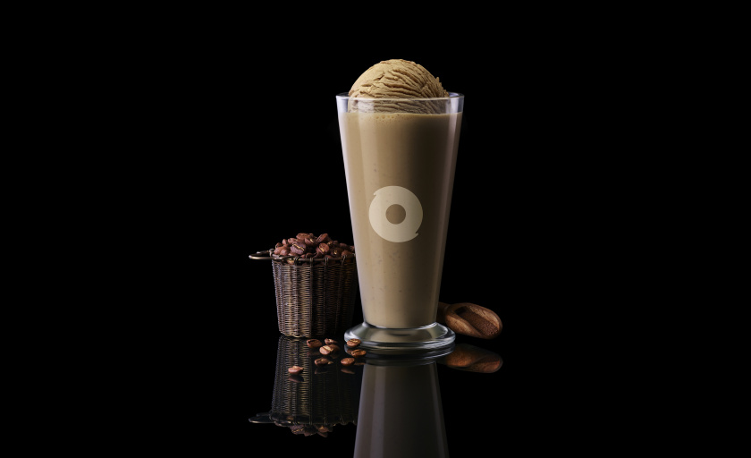 Naturals Now 黑白風格冰淇淋包裝設計，像奶油流動的白色大寫字母now