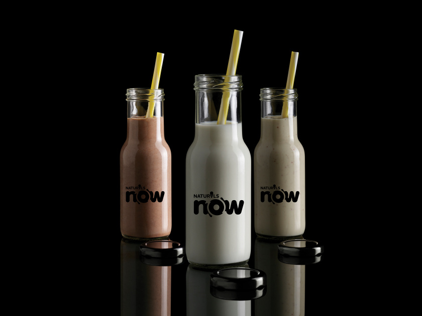 Naturals Now 黑白風格冰淇淋包裝設計，像奶油流動的白色大寫字母now