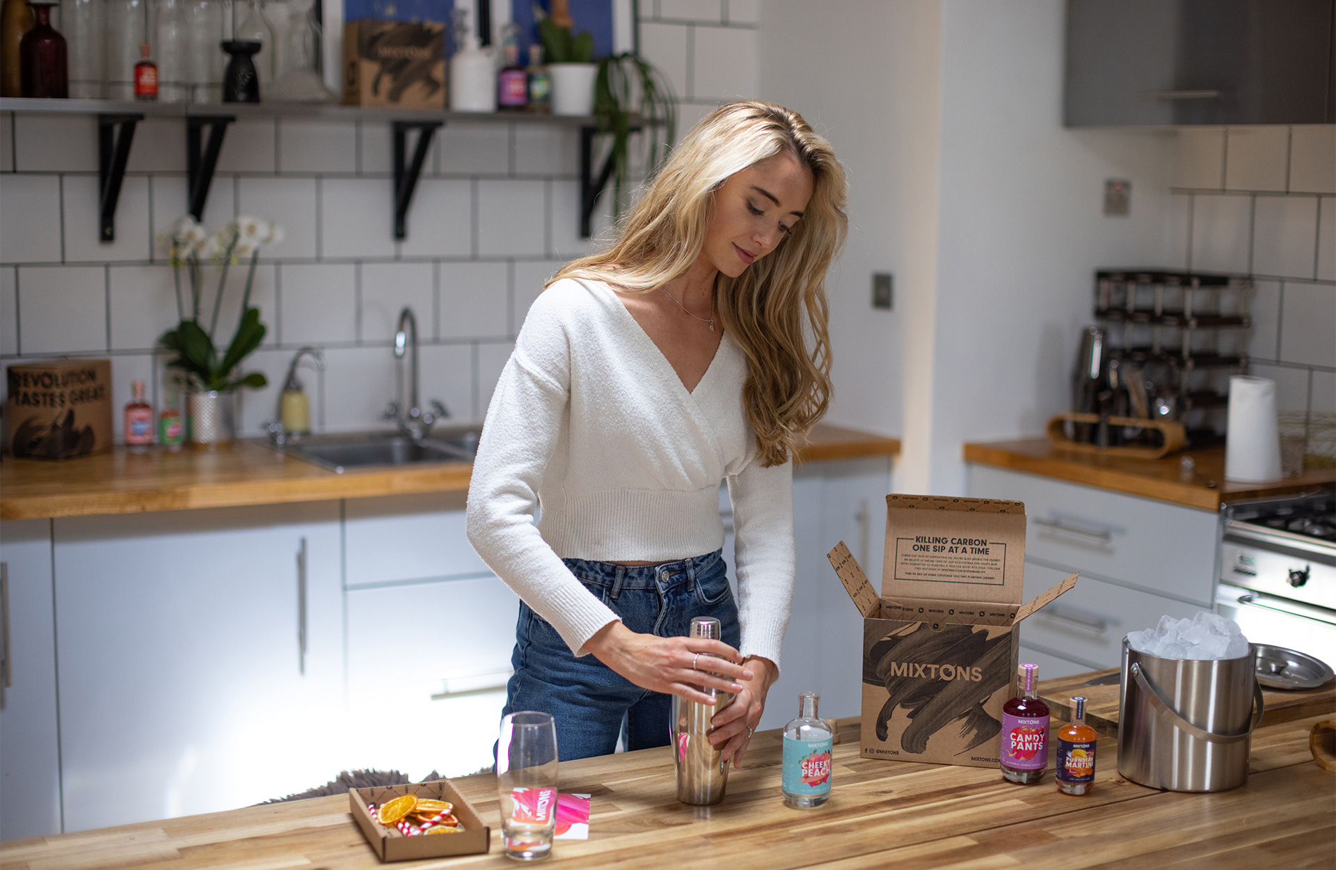 Mixton 雞尾酒包裝設(shè)計(jì)“3D混合元素拼貼插圖風(fēng)格”-物流運(yùn)輸包裝