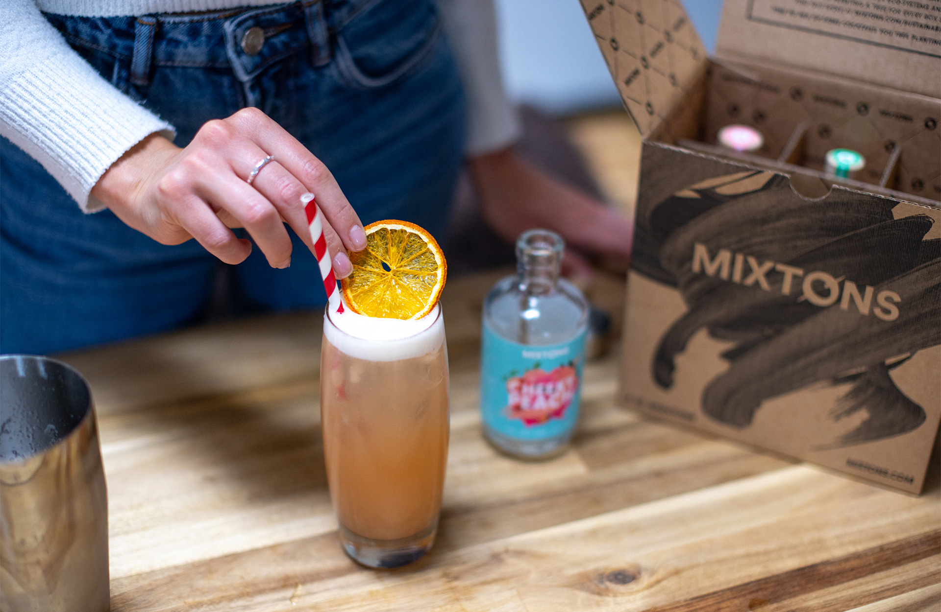 Mixton 雞尾酒包裝設(shè)計(jì)“3D混合元素拼貼插圖風(fēng)格”-物流運(yùn)輸包裝