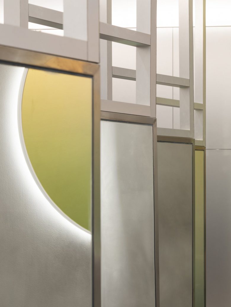 éclat Atelier美發(fā)沙龍店鋪空間設(shè)計(jì)“銀色墻壁太空時(shí)代外觀”