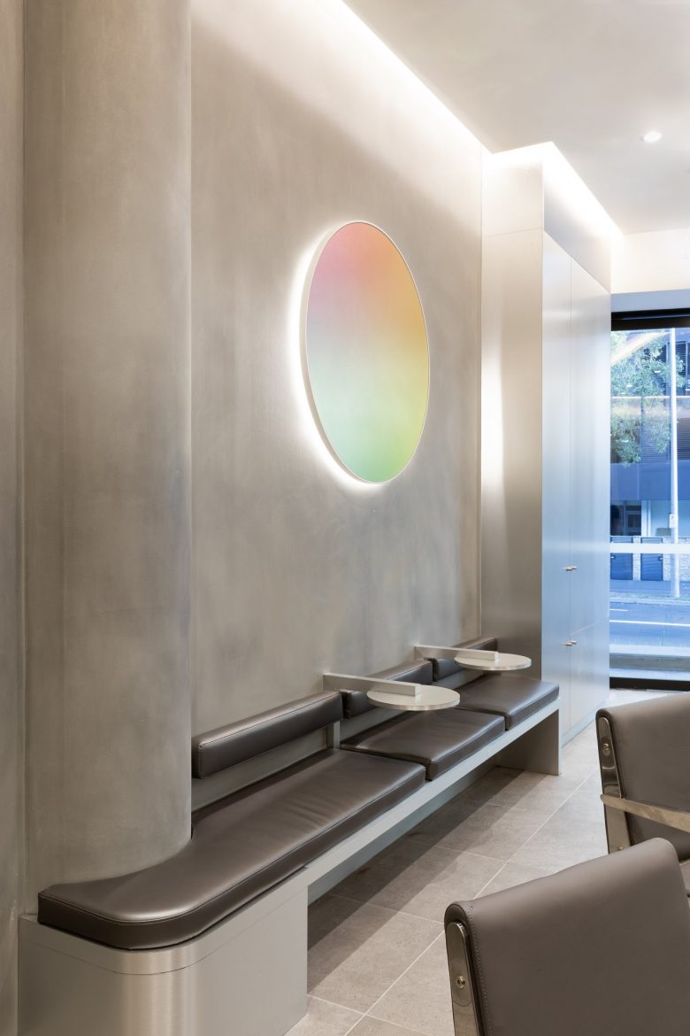 éclat Atelier美發(fā)沙龍店鋪空間設(shè)計(jì)“銀色墻壁太空時(shí)代外觀”