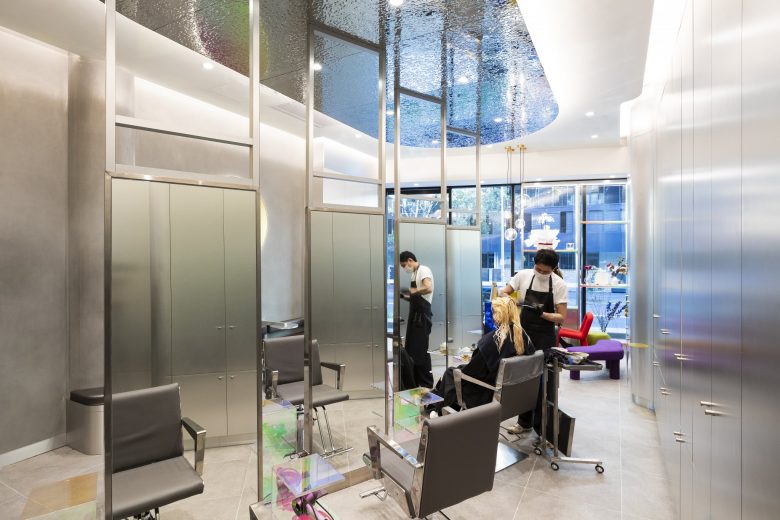 éclat Atelier美發(fā)沙龍店鋪空間設(shè)計(jì)“銀色墻壁太空時(shí)代外觀”