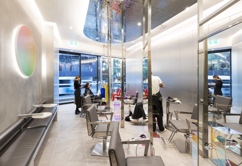 éclat Atelier美發(fā)沙龍店鋪空間設(shè)計(jì)“銀色墻壁太空時(shí)代外觀”