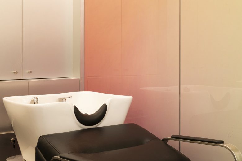 éclat Atelier美發(fā)沙龍店鋪空間設(shè)計(jì)“銀色墻壁太空時(shí)代外觀”