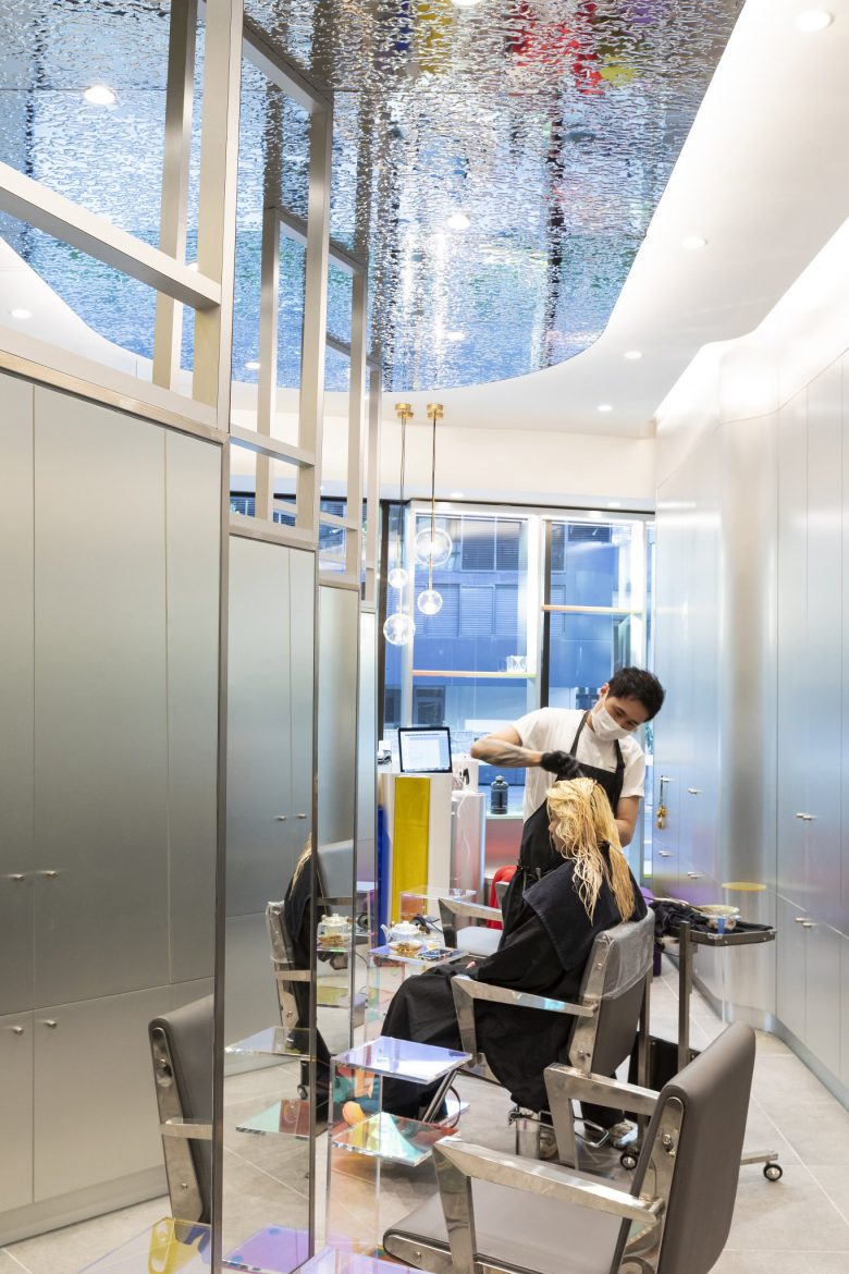 éclat Atelier美發(fā)沙龍店鋪空間設(shè)計(jì)“銀色墻壁太空時(shí)代外觀”