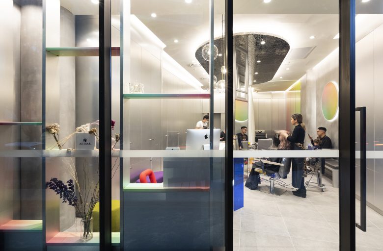 éclat Atelier美發(fā)沙龍店鋪空間設(shè)計(jì)“銀色墻壁太空時(shí)代外觀”