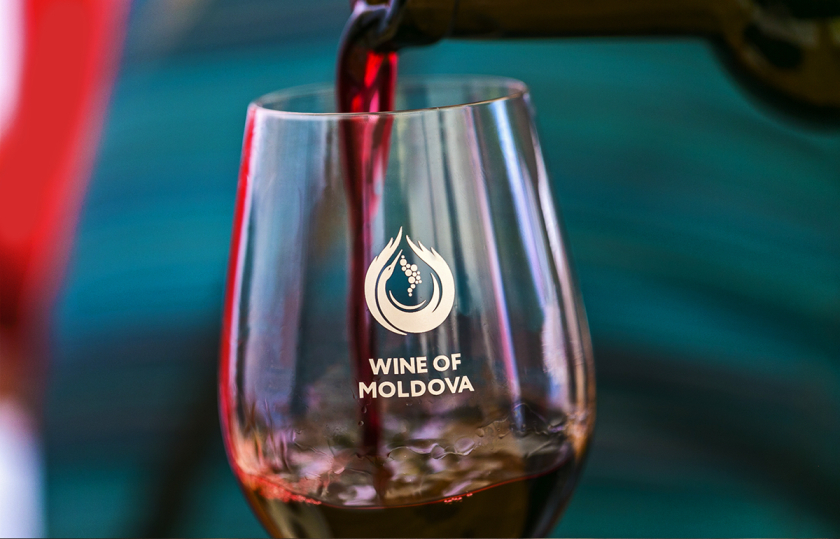 摩爾多瓦釀酒師協會logo設計“地圖+酒滴+葡萄+白鸛展翅+火”