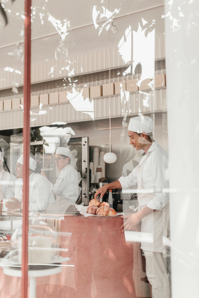 35平三角形小型面包店店鋪空間設計，優雅精致的土紅色設計