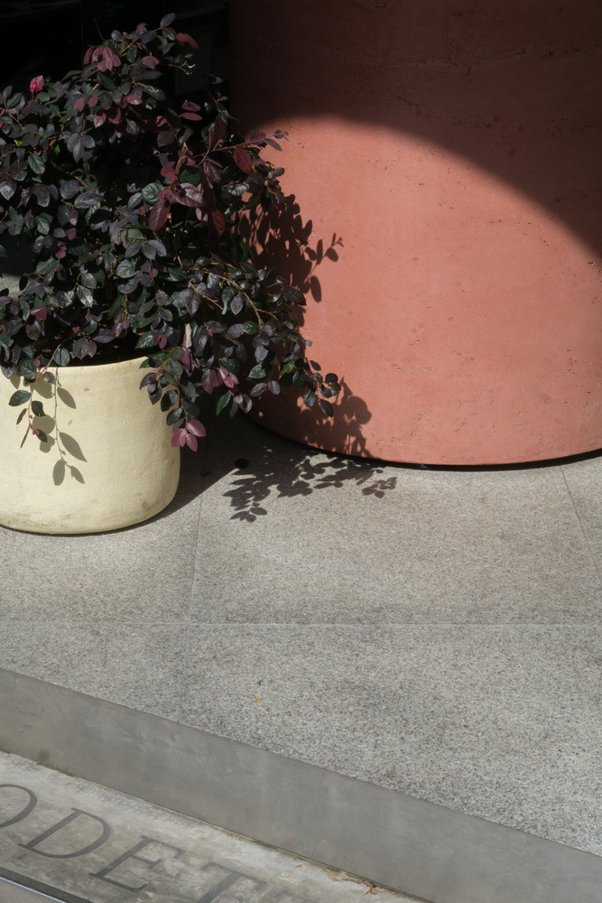 35平三角形小型面包店店鋪空間設計，優雅精致的土紅色設計