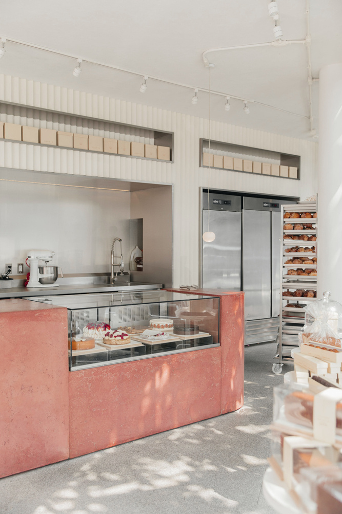 35平三角形小型面包店店鋪空間設計，優雅精致的土紅色設計