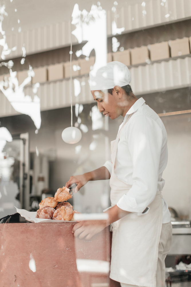 35平三角形小型面包店店鋪空間設計，優雅精致的土紅色設計