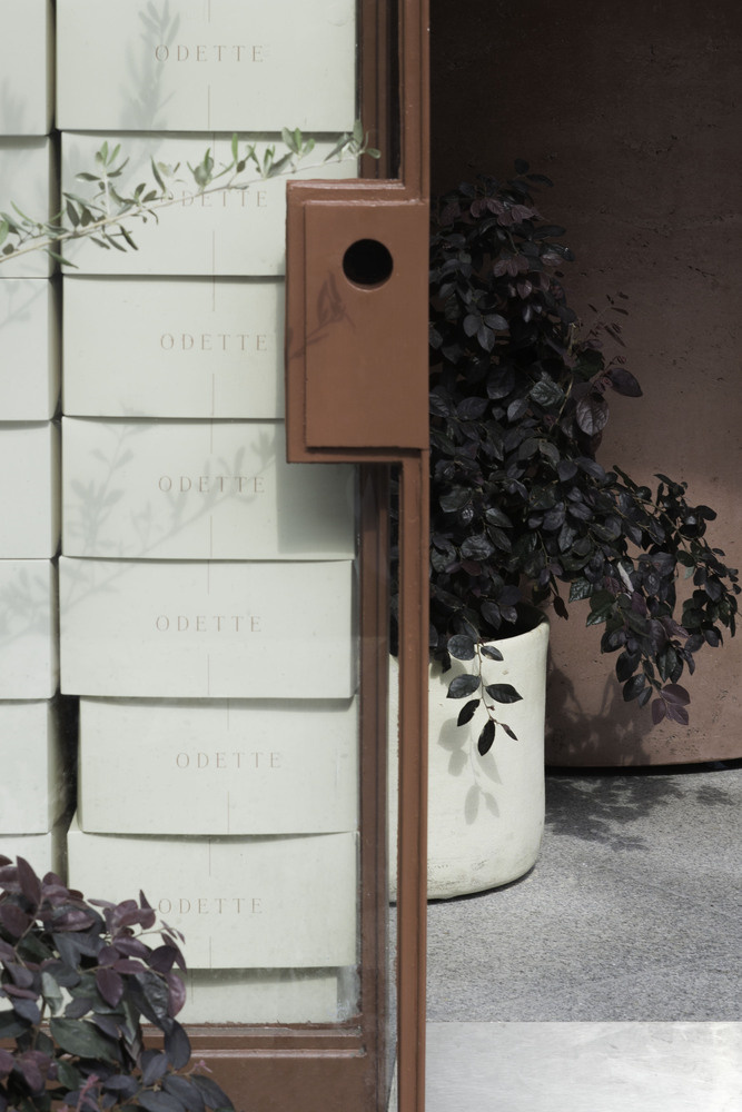 35平三角形小型面包店店鋪空間設計，優雅精致的土紅色設計