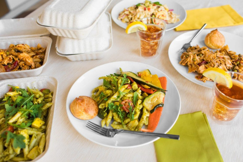 將食物從容器轉移到盤子，保持美食漂亮的外觀