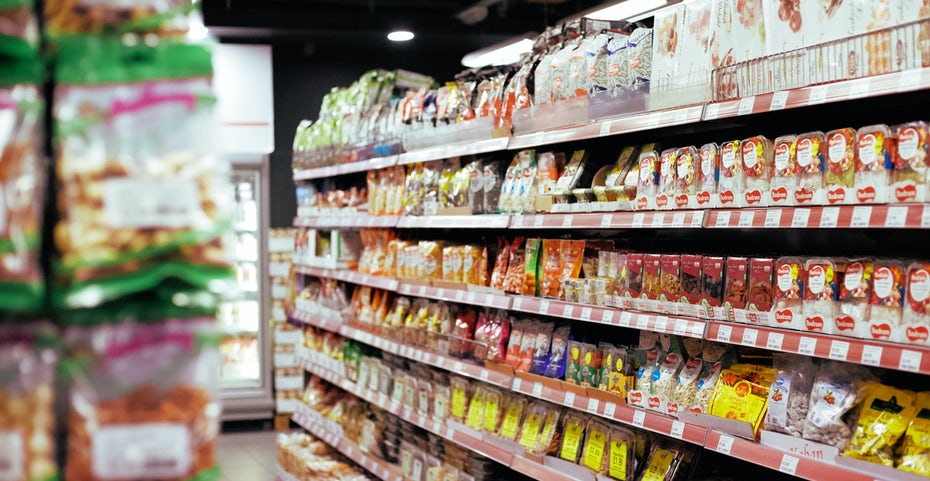 雜貨店貨架上的產品