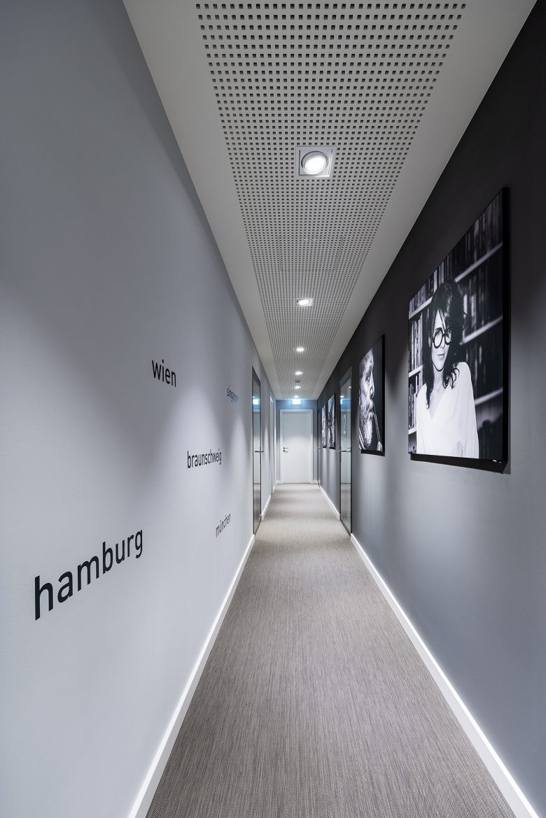 KIND 光學眼鏡和聲學聽力產品專賣店店鋪空間si設計，黑白輕松風格