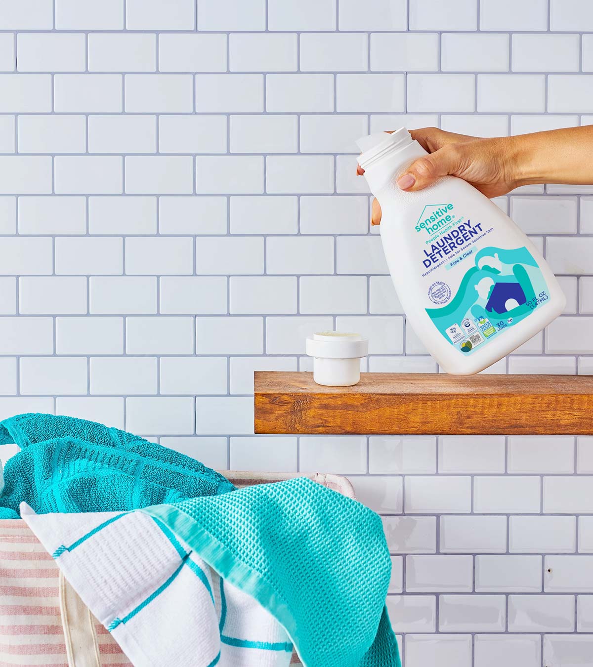 Sensitive Home敏感家居家用清潔劑洗衣液洗碗液logo設計包裝設計，兩個長發女人擁抱房子插畫