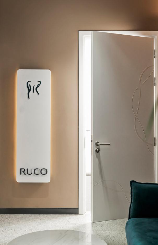 Ruco非手術美容與皮膚護理醫療logo設計vi設計。青黑色金色奢侈風與循環交叉線條-醫療中心內部空間設計