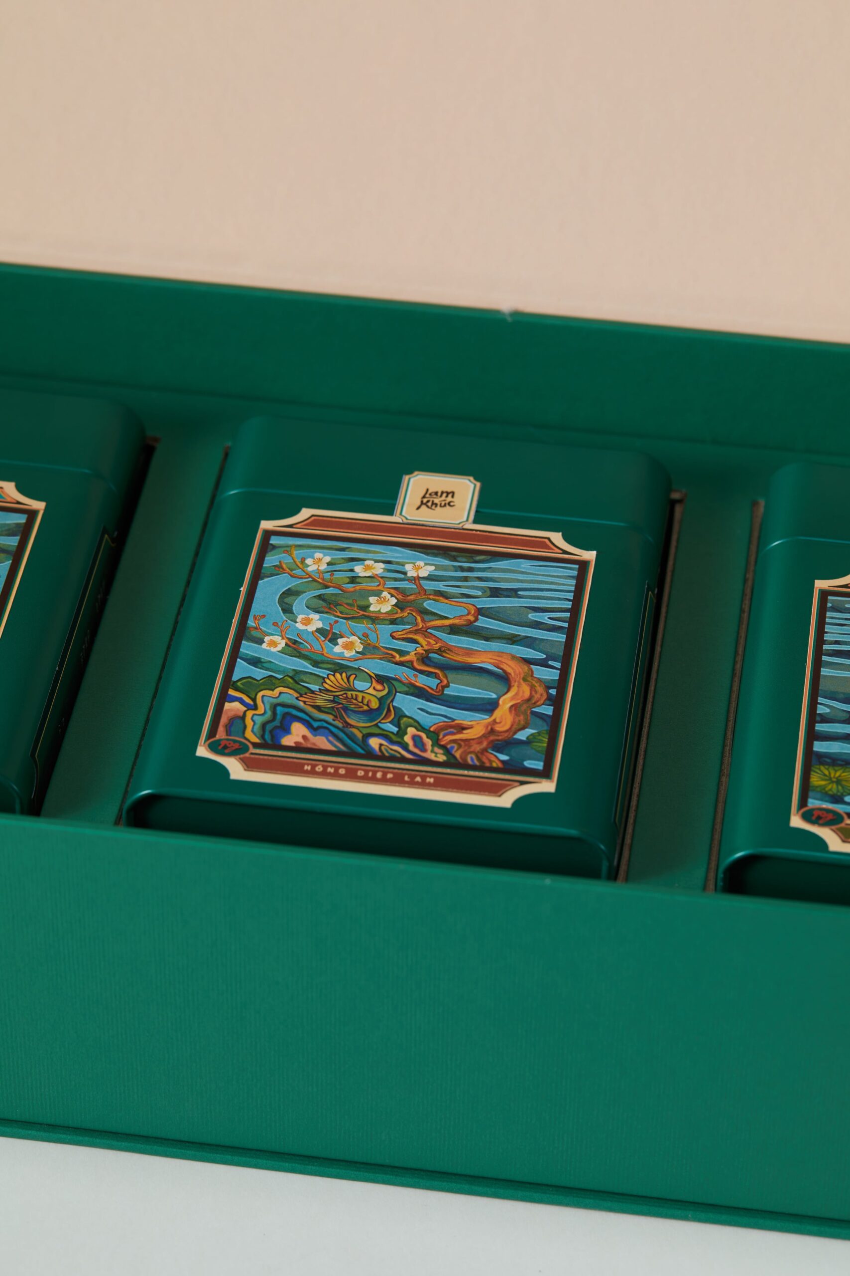 嵐曲越南茶葉包裝設計，借鑒中國古韻景物繪畫精髓