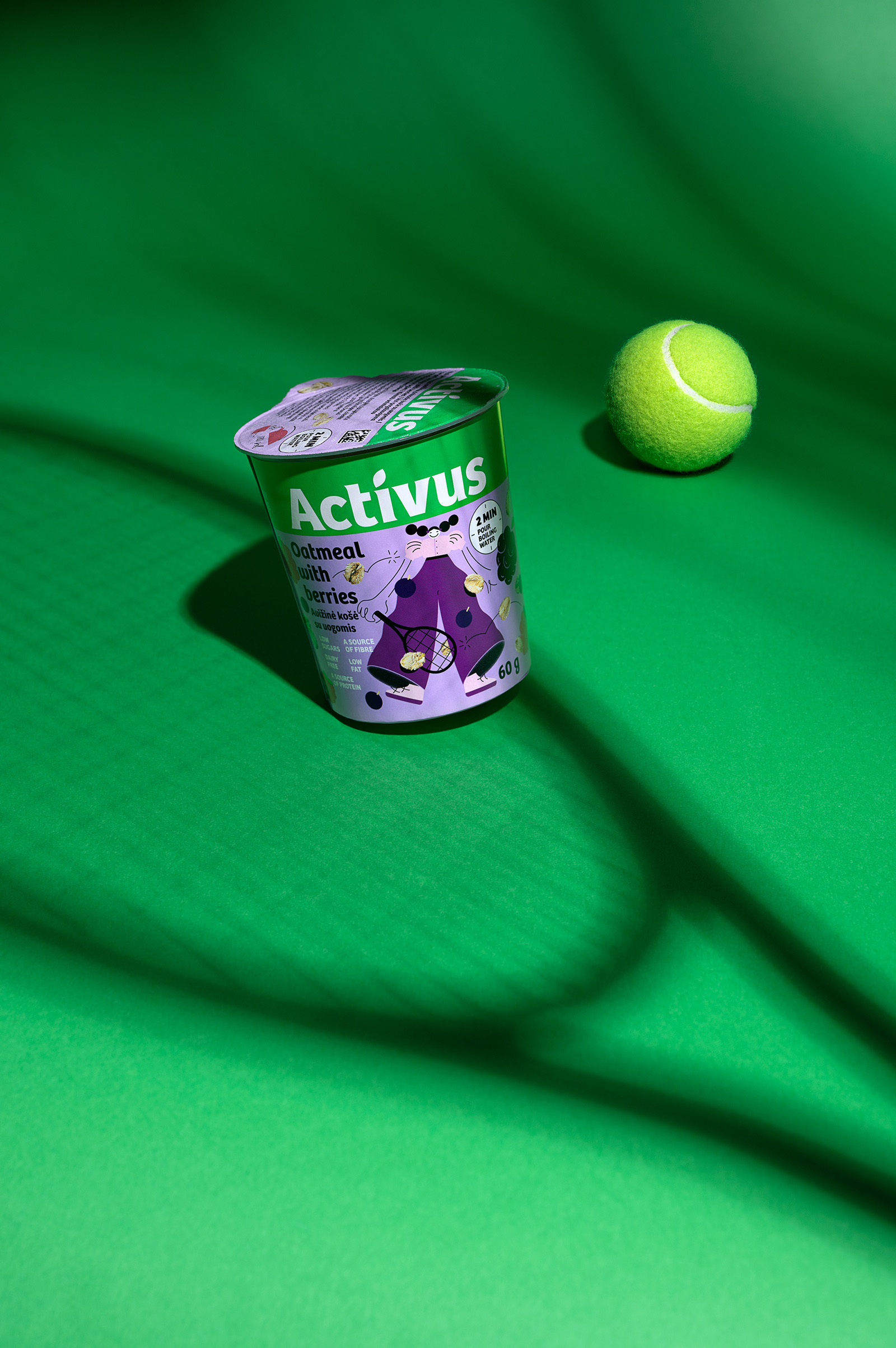 ACTIVUS 杯裝健康速食早餐午餐包裝設計，比例夸張的活力人物插畫