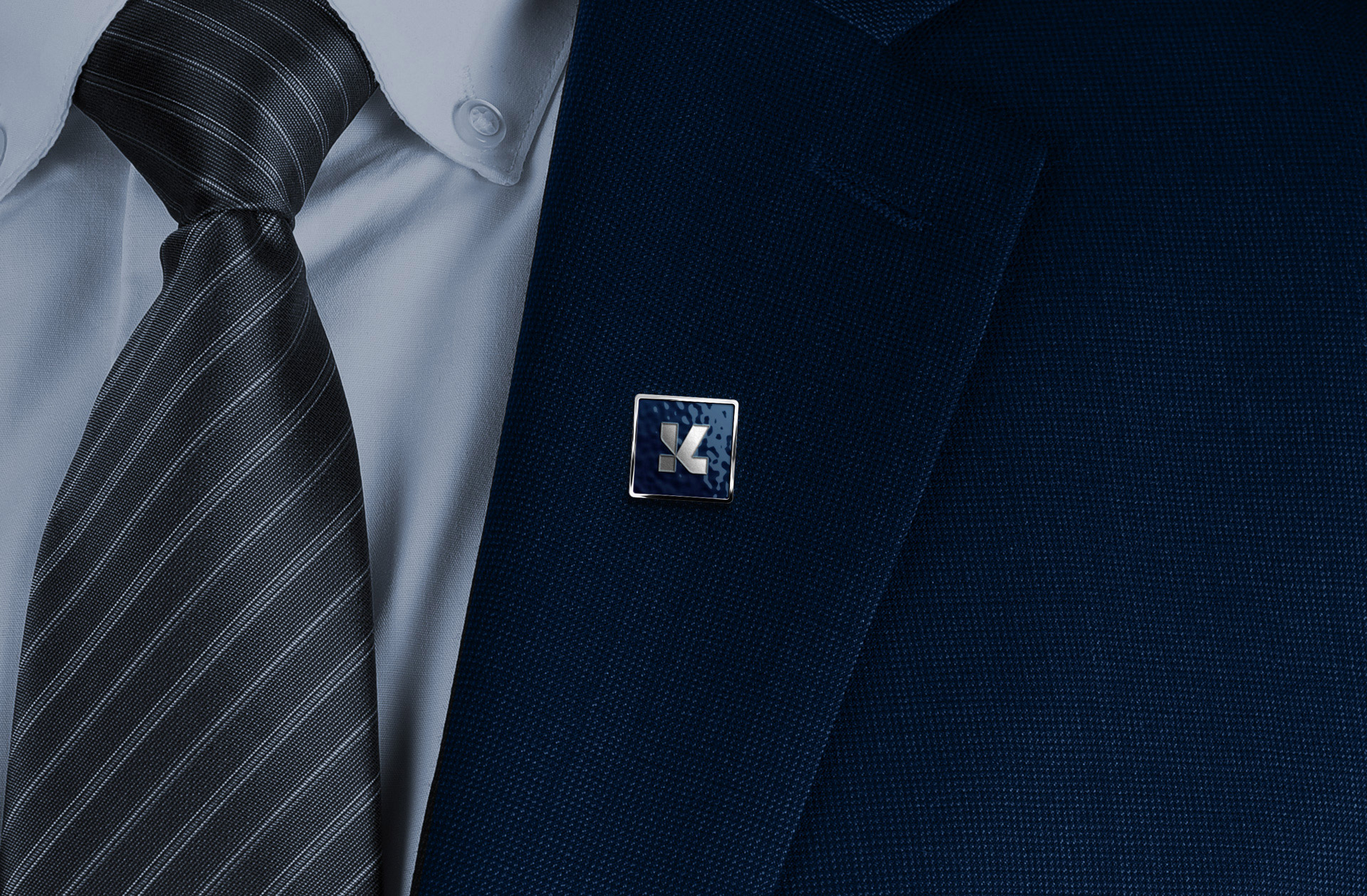 Kelson Lopes律師事務所品牌logo設計vi設計，正方形字母kL結合logo與海軍藍灰配色-衣服徽章