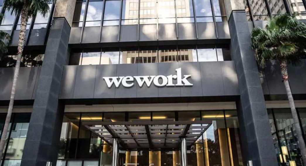 2019年1月， WeWork的估值巔峰曾為470億美元，如今已暴跌99%。