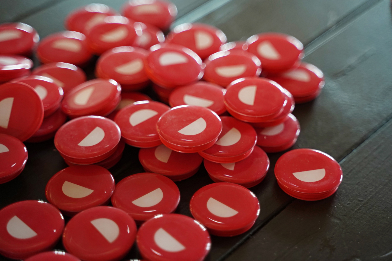 Oasis企業禮品供應商品牌形象塑造與有趣的擁抱先生吉祥物設計，業績增長1.5倍