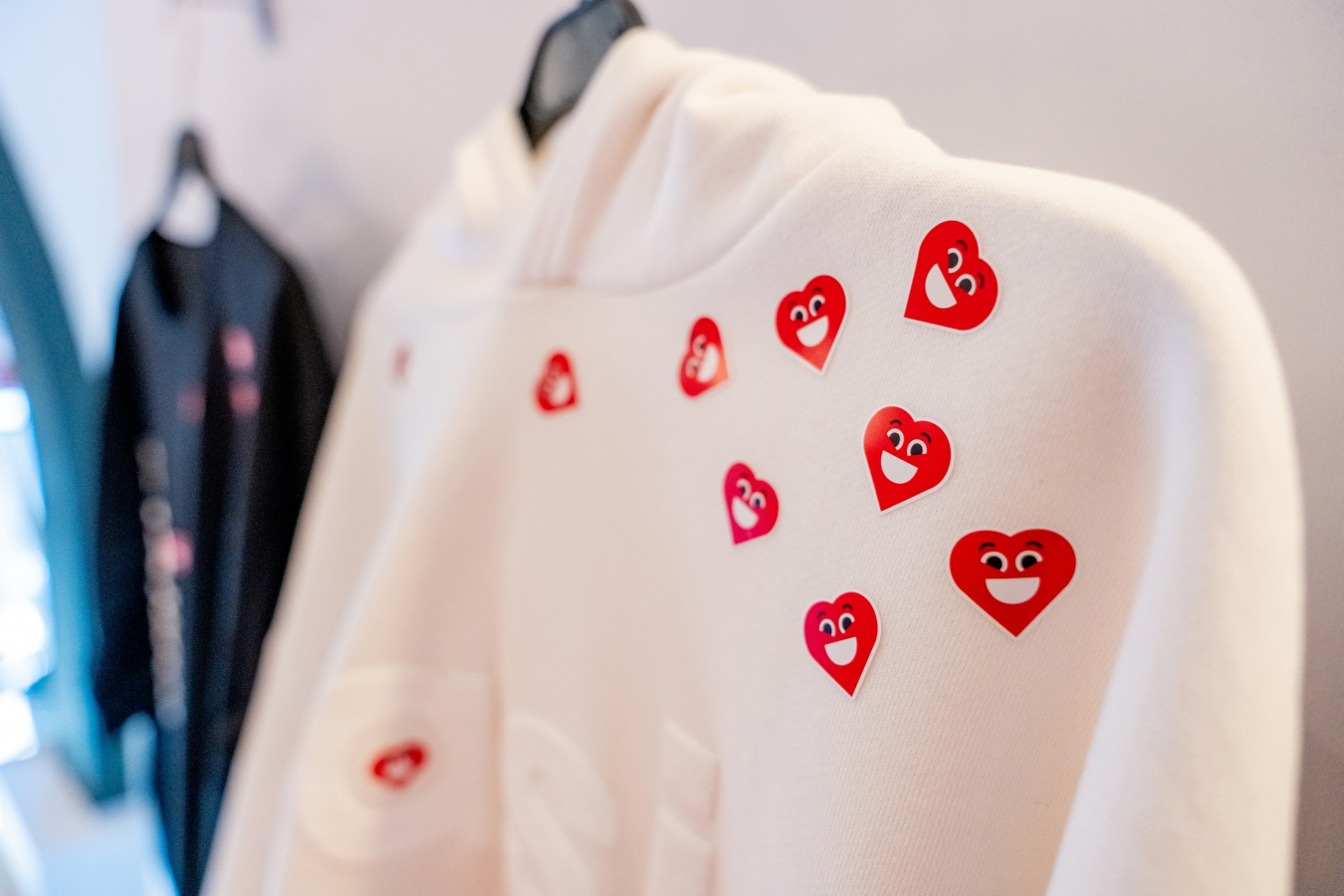 Oasis企業禮品供應商品牌形象塑造與有趣的擁抱先生吉祥物設計，業績增長1.5倍